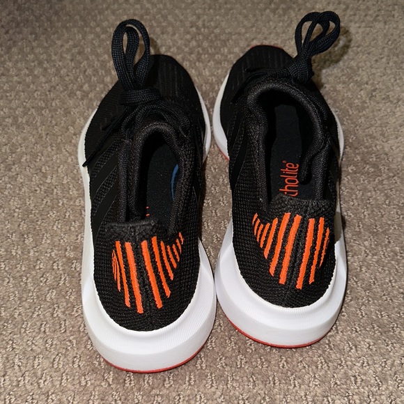 Adidas SWIFT RUN J 'BLACK SOLAR RED' - Picture 5 of 11